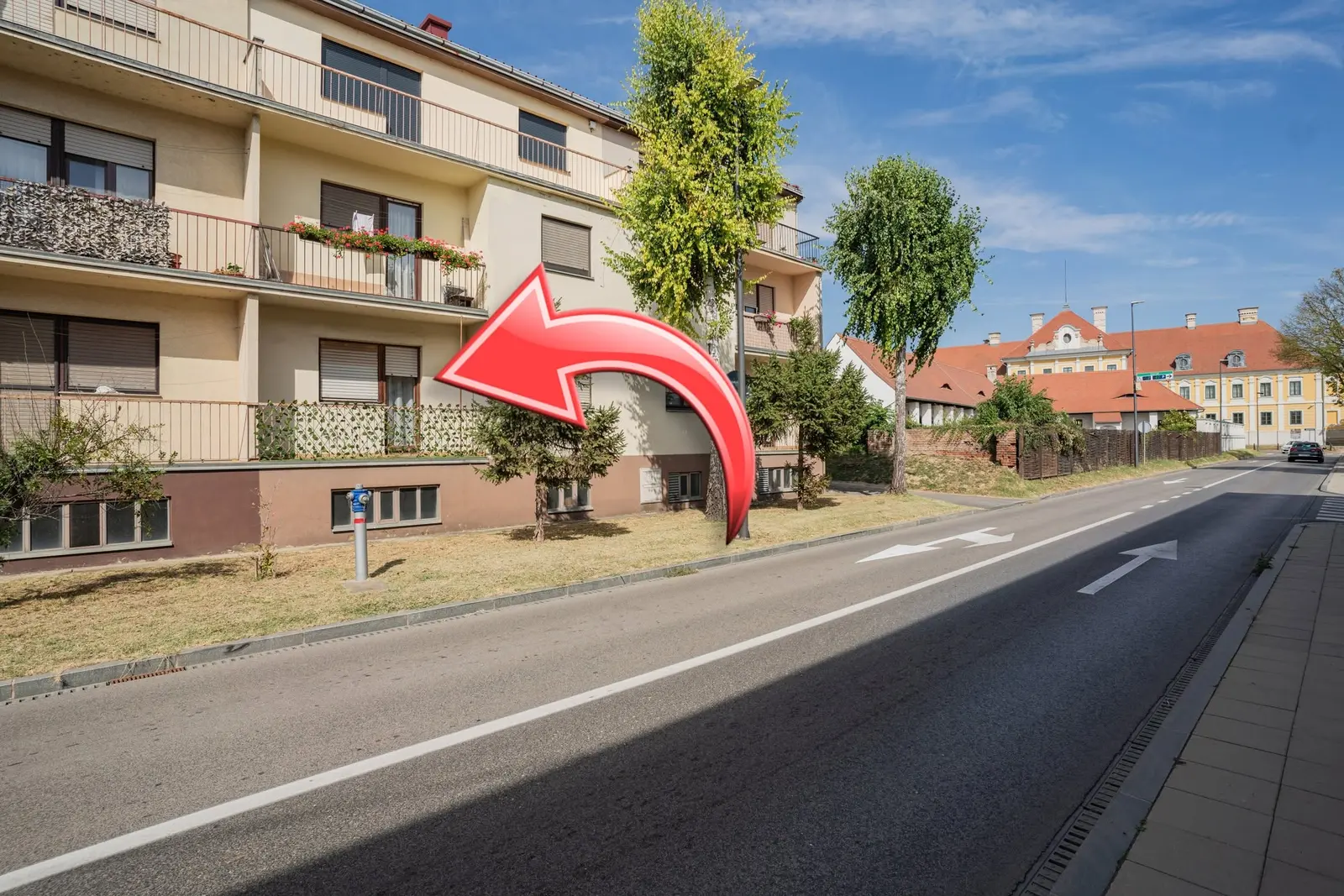 Zgrada apartmana s crvenom strelicom koja pokazuje balkon apartmana